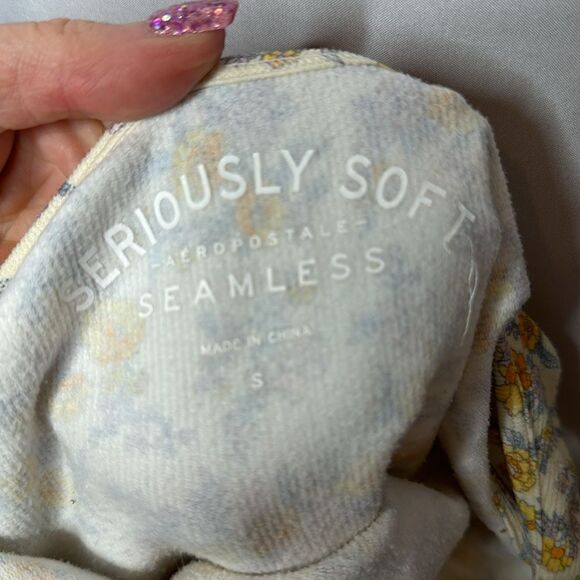 Aeropostale Seriously Soft Seamless Cropped Flowered Top. Size Small. - Picture 5 of 5